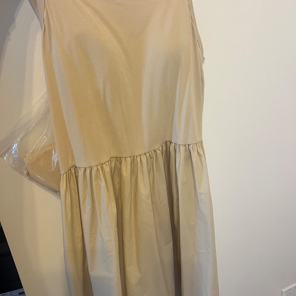 Uniqlo Built-In Bra Cream Dress - Picture 3 of 3